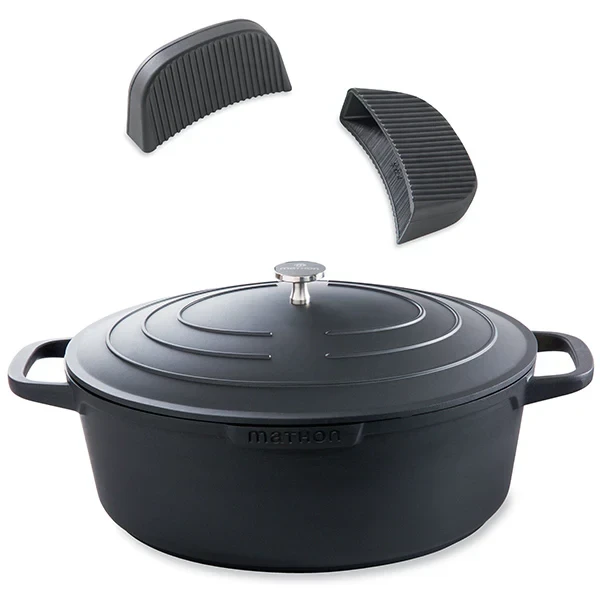 Lot cocotte légère ovale en fonte d'aluminium 32 cm et deux maniques silicone Mathon