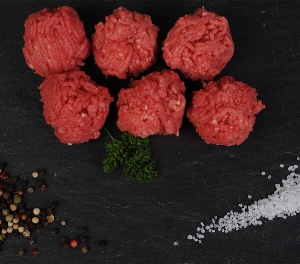Boulette de boeuf haché provenant de morceaux dénervés et dégraissés.