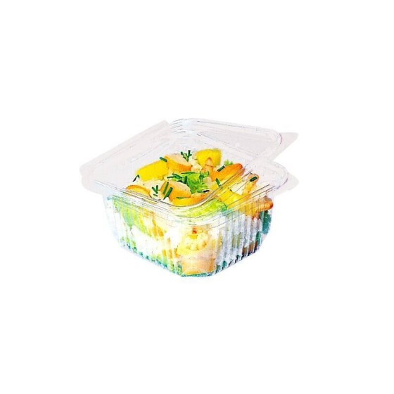 Translucide pour voir le contenu des barquettes   La barquette plastique transparente Optipack 370 ml se compose de polytéréphtalate d'éthylène (PET), matière plastique transparente apte au contact alimentaire. Lors de leur achat de salades ou d'entrées froides, vos clients auront simplement à regarder ces boites plastique pour déterminer la composition de leur salade. Vous pouvez ainsi mettre en valeur des produits frais de première qualité.   Ces barquettes alimentaires en plastique sont donc idéales pour faciliter et accélérer la durée de réflexion de vos clients au moment de leur achat. Elles sont un gage de confiance pour vos clients qui apprécieront de voir que vous utilisez des produits frais. Empilable, cette barquette alimentaire à salade embellie vos vitrines tout en attirant le regard des clients.      Fermable et empilable pour un rangement rapide et un gain de place important Mise en valeur de vos plats froids dans cette barquette plastique transparente Facilite et accélère la vente de vos barquettes grâce à la vision des salades et entrées froides Hermétique grâce à son couvercle à charnière : le couvercle est attaché à la boite plastique et ne peut être perdu   Hermétique pour un transport sécurisé   Ces boites alimentaires pour salade sont munies d'un couvercle à charnière très pratique lors du transport de vos produits. Le couvercle à charnière est un couvercle attenant à la barquette, c'est-à-dire qu'il est accroché à la barquette plastique alimentaire pour éviter tout risque de fuite ou de coulure de vos préparations froides.  La barquette Optipack transparente 370 ml est empilable pour une conservation au réfrigérateur rapide et un rangement optimisé. Vous pourrez ainsi savoir en un coup d'oeil quelles sont les salades et préparations froides qu'il vous reste au réfrigérateur. Vous apprécierez ce gain de temps et d'efficacité dans la gestion de stocks et le réapprovisionnement de vos produits.    Caractéristiques    Contenance : 370 ml Longueur : 12,5 cm Largeur : 11,3 cm Longueur base : 9,5 cm Largeur base : 8,5 cm Hauteur : 5,7 cm Conditionnement : paquet de 600 barquettes transparentes Optipack