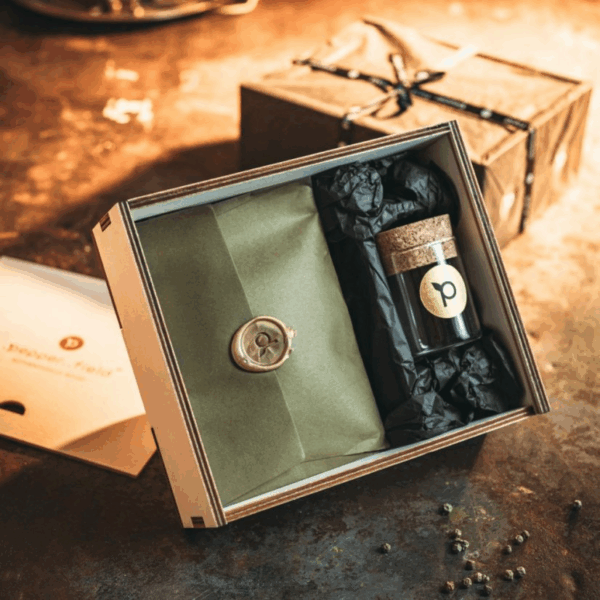 Poivre vert de Kampot frais en saumure dans un coffret cadeau avec son pot en verre