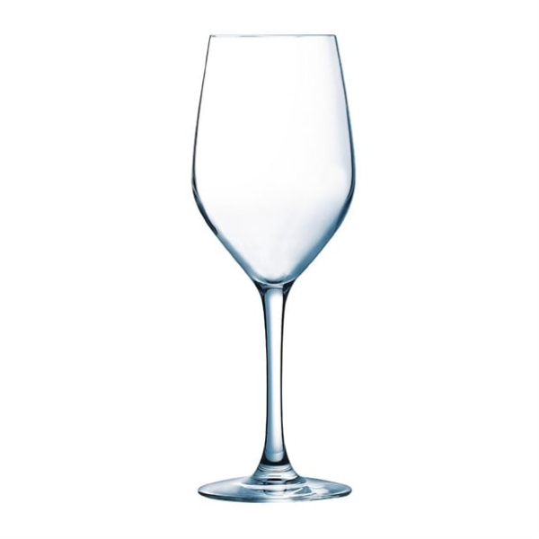 Mariant un style exquis à  une superbe fonctionnalité, ces verres à  vin Arcoroc Juliette de 300 ml sont idéaux pour une utilisation dans tout restaurant ou bar de luxe. Dotés d'une forme haute et d'un bol angulaire, les verres sont exceptionnellement agréables à  l'œil et rayonnent d'élégance, offrant à  vos clients une verrerie vraiment magnifique, parfaite pour faire tourbillonner et maximiser les arômes de vos vins de luxe. Fabriqués en verre trempé Arcoroc, les verres sont extrêmement robustes et résistants, ce qui permet de réduire les bris dans vos locaux et d'économiser sur le remplacement de la verrerie. Le matériau durable rend également ces verres adaptés au lavage commercial, ce qui garantit un nettoyage plus rapide et plus efficace. Ces verres à  vin Juliette sont égale...  Lire la suite >  Caractéristiques du produit  Capacité31,2 cl Dimensions188(H) x 78(Ø) mm MatérielVerre Code du FournisseurN5163 Poids142 g Verre à vin coupe angulaire