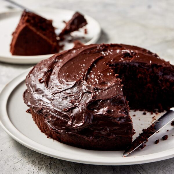 Easy Chocolate Cake with Delicious Ganache Icing